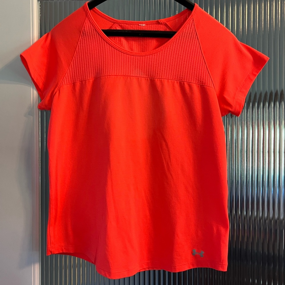 Women’s Under Armour top. Size s. No tag.